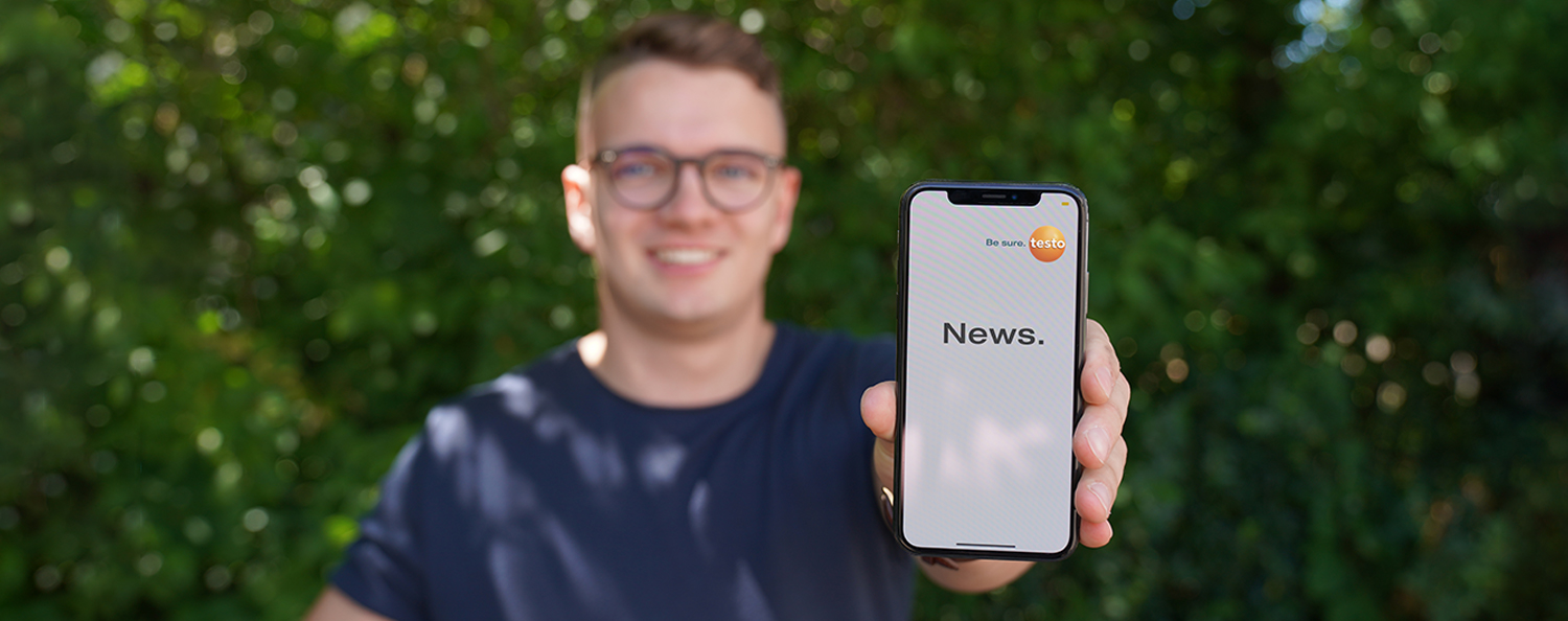 Auf einem Smartphone ist der Schriftzug "News" zu lesen.
