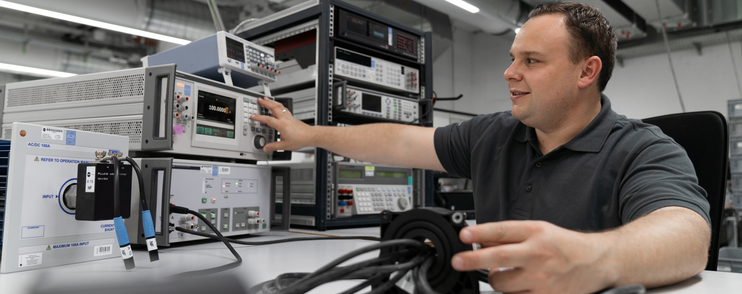 Erweiterung der DAkkS‑Akkreditierung für AC-Stromwandler und weitere elektrische Messgrößen Mann an Stromwandler-Prüfstand