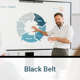 Ein Handy mit orangenem Hintergrund wird in einer Hand gehalten