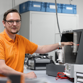 Kalibrierung Elektromobilität Prüfung eines HV-Adapters in unserem Kugelbad