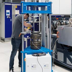 Ein Mann führt eine Kalibrierung eines Drehmomentsensors bis 5 kNm durch