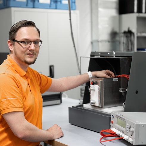 HV-Prüfung von Adaptern in einem Kugelbad