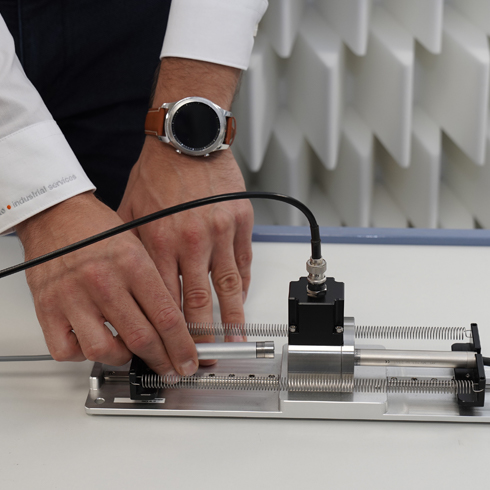 Kalibrierung von Mikrofonen Kalibrierung von Messgeräten in der Druckkammer