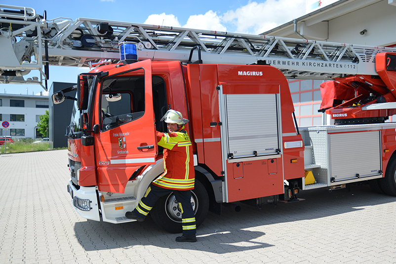 Ein Testo-Mitarbeiter steigt in ein Feuerwehrauto.