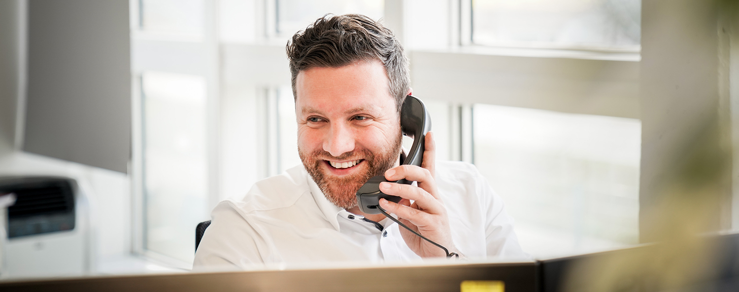 Testo Mitarbeiter lacht und telefoniert