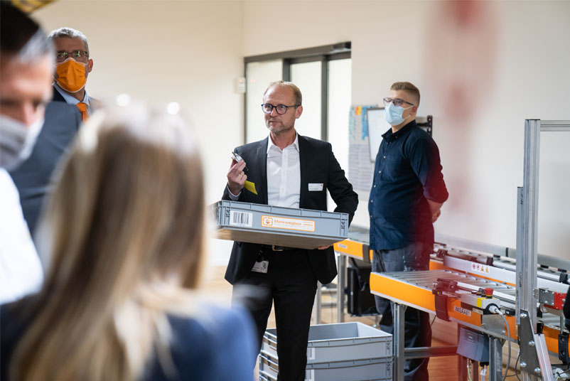 Raimund Föhrenbacher zeigt beim Rundgang ein Prüfmittel