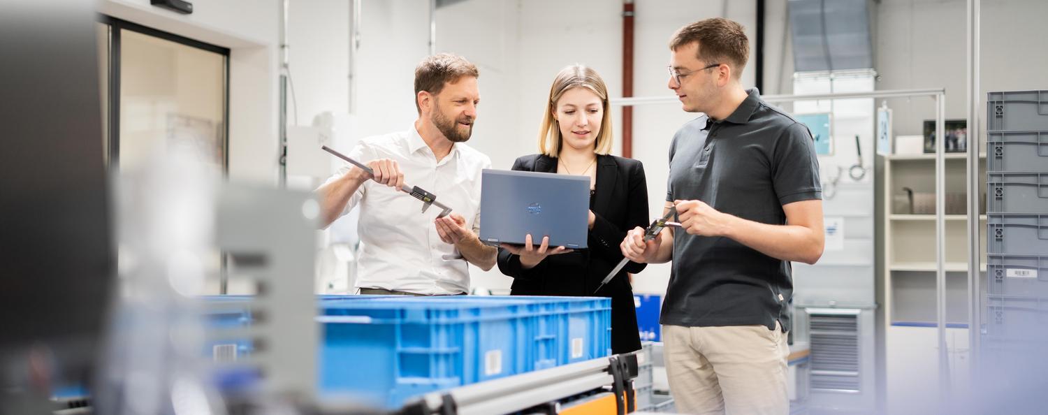 3 Mitarbeiter beraten sich zum Thema MSA