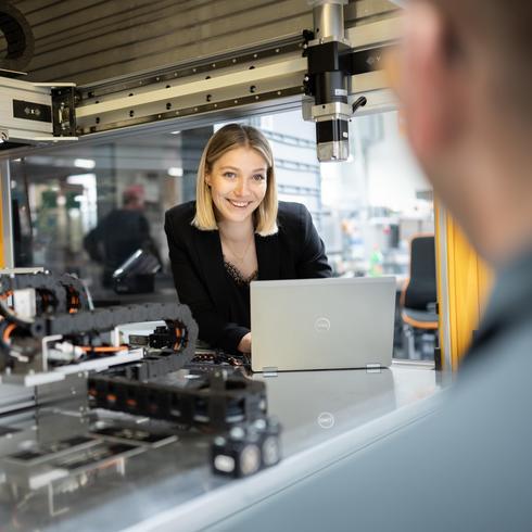 Beratungssituation vor einer Automotive Core Tools Anlage