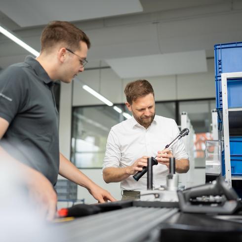 Zwei Männer kalibrieren einen Drehmomentschlüssel