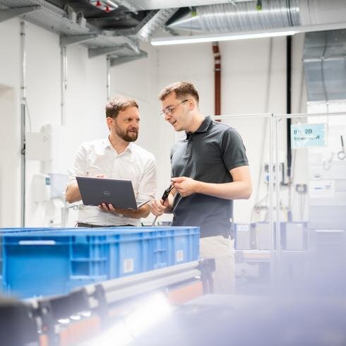 Eignungsnachweise bei attributiven Prüfprozessen Zwei Männer in einem Labor sehen auf einen Laptop