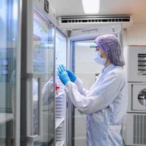 Temperaturverteilungsmessung in einem Tiefkühlschrank Ein Techniker führt eine Temperaturverteilungsmessung in einem Tiefkühlschrank durch, der zur Lagerung von pharmazeutischen Produkten eingesetzt wird.