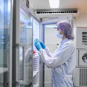 Ein Techniker führt eine Temperaturverteilungsmessung in einem Tiefkühlschrank durch, der zur Lagerung von pharmazeutischen Produkten eingesetzt wird.