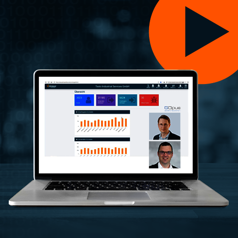 Screenshot des Webinars mit Fotos der Referenten auf dem Bildschirm eines Laptops vor blauem Hintergrund
