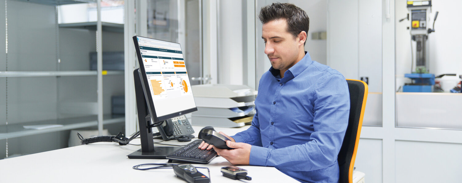 Mann arbeitet mit PRIMAS