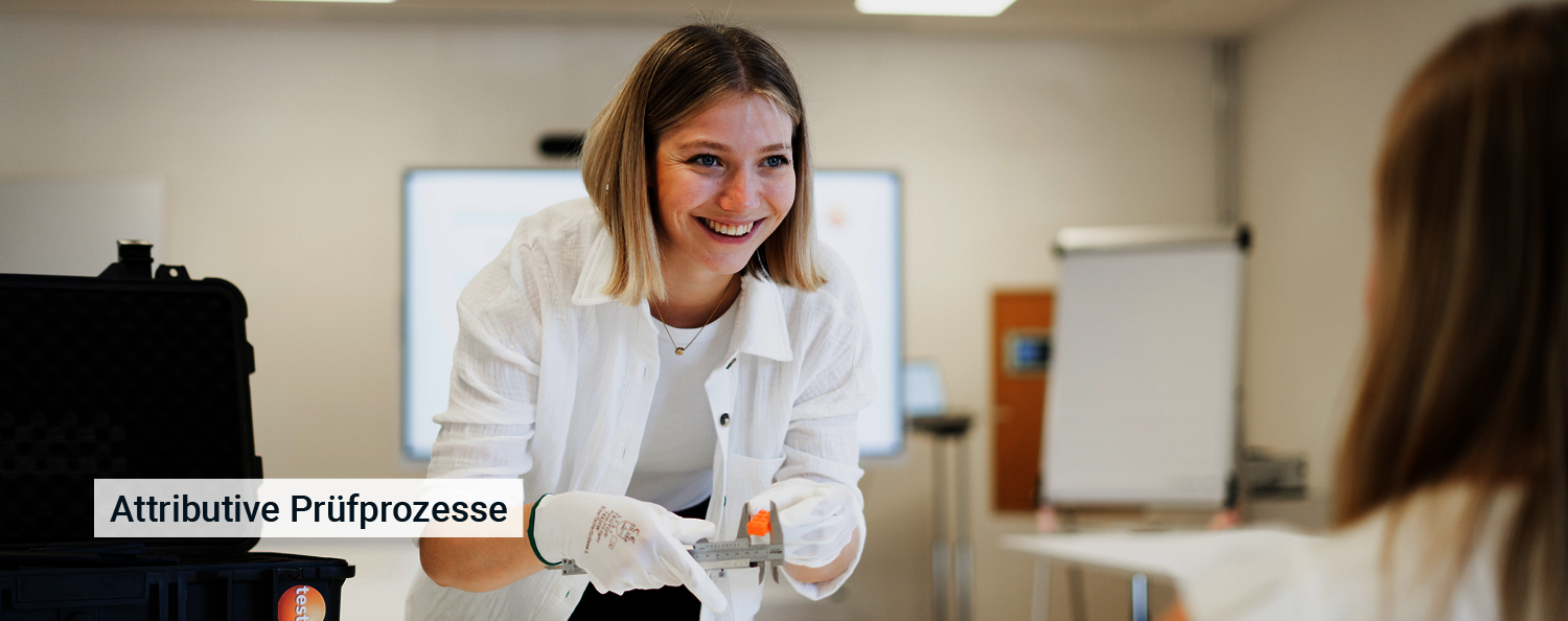 Frau zeigt die Anwendung eines Messschiebers