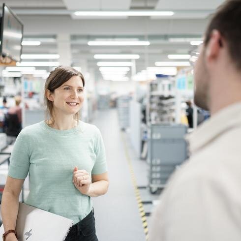 Besprechung im Labor Besprechungssituation zwischen zwei Personen im Labor