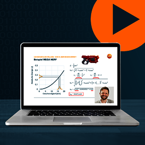 Ein Laptop auf dem eine Folie des Webinars abgebildet ist und in der unteren Ecke ein Foto des Sprechers. Im Hintergrund erkennt man einen orangenen Play-Button.