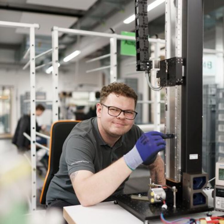 Kalibrierung Längenmesstechnik Ein Mitarbeiter kalibriert einen Wegsensor