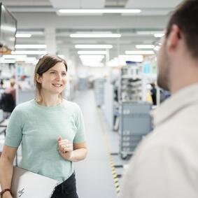 Besprechung im Labor Besprechungssituation zwischen zwei Personen im Labor