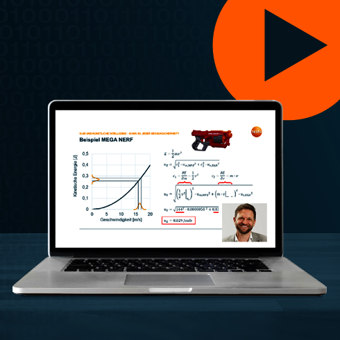 Ein Laptop auf dem eine Folie aus dem Webinar zu GUM und KI abgebildet ist, in der unteren Ecke ein Bild des Sprechers. Im Hintergrund ist ein orangener Play-Button.