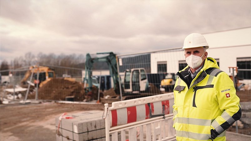 Ein Mitarbeiter aus dem Facility Management geht durch den Flur.