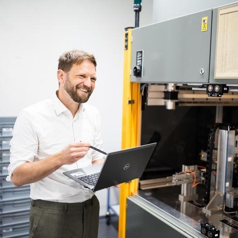 VDA Band 5 – Auflage 3 (07/21) Mann mit Laptop steht vor einen Drehmomentprüfstand