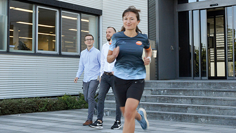 Eine Testo-Mitarbeiterin joggt im Testo-Trikot.